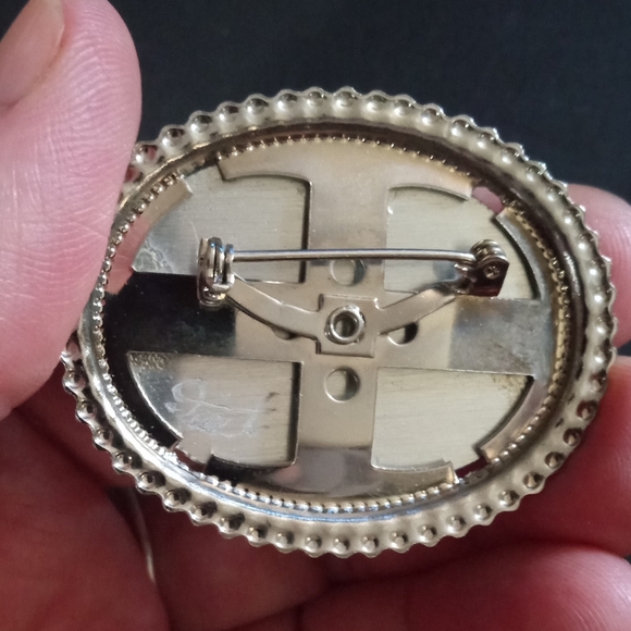 Hand Painted Flapper Portrait Brooch - Picture 6 of 6